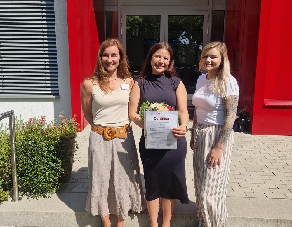 Ausbildungsleiterin Sandra Böhm und Eva-Marie Scheidle, Pflegerische Stationsleitung der G1 (rechts), freuen sich über die neue Kollegin Sevim Gümüs im Team der Praxisanleiter:innen. Ausbildungsleiterin Sandra Böhm und Eva-Marie Scheidle, Pflegerische Stationsleitung der G1 (rechts), freuen sich über die neue Kollegin Sevim Gümüs im Team der Praxisanleiter:innen.