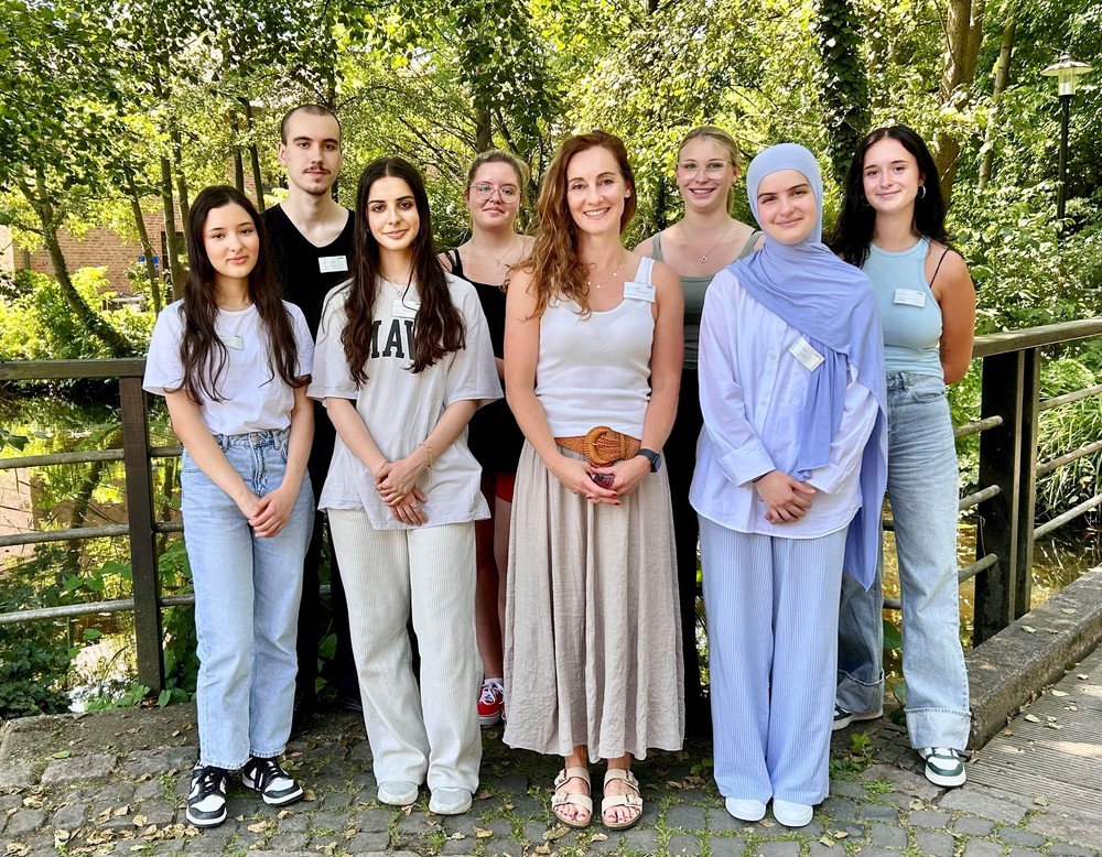 Ausbildungsleiterin Sandra Böhm (Mitte) mit den jungen Auszubildenden Esra Yesilyurt, Taylor Christian van Boxmer, Erva Acikgöz, Sophie Fiebelkorn, Jule Gehlhaar, Esma Azikgöz und Tamara Klopries (von links nach rechts). Ausbildungsleiterin Sandra Böhm (Mitte) mit den jungen Auszubildenden Esra Yesilyurt, Taylor Christian van Boxmer, Erva Acikgöz, Sophie Fiebelkorn, Jule Gehlhaar, Esma Azikgöz und Tamara Klopries (von links nach rechts).