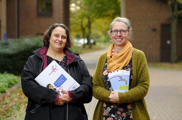 Die beiden Klinik-Mitarbeiterinnen Claudia Beyenbach und Petra Akeme stellen das Rauchfrei-Programm des BZgA vor.